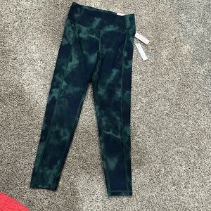 NWT Victoria’s Secret green and black leggings. Size 8.
